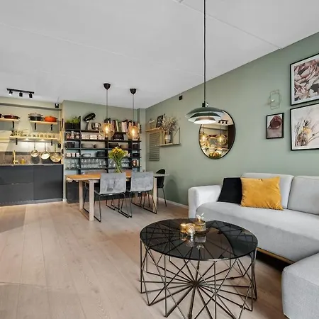 Nydelig Leilighet Med Privat Terrasse Mot Bakgard شقة